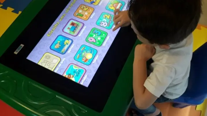 Ferramentas digitais impulsionam alfabetização e desenvolvimento escolar