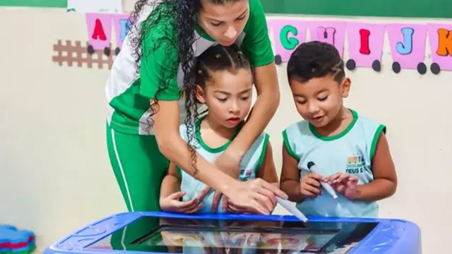 Usar aplicativos com crianças estimula a leitura ao combinar interatividade e imaginação