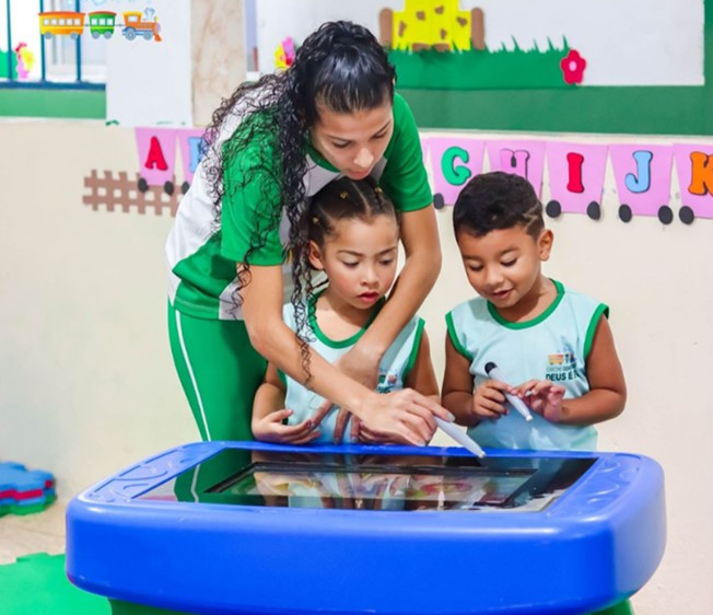 Usar aplicaciones con niños estimula la lectura al combinar interactividad e imaginación